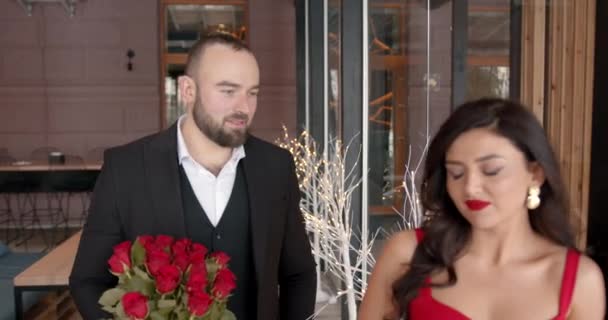 Fijne Valentijnsdag Romantische Elegante Mensen Knuffelen Restaturant Man Gevraagd Aan — Stockvideo