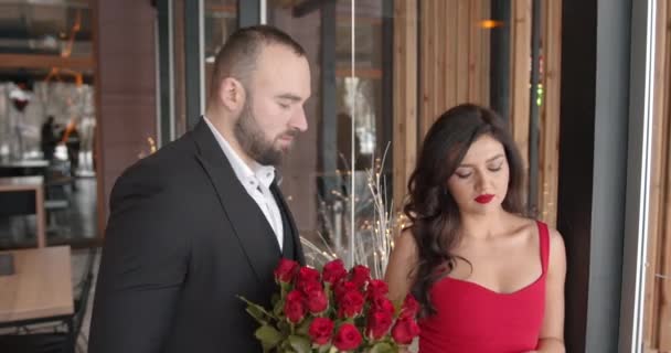 Szczęśliwych Walentynek Romantyczni Eleganccy Ludzie Przytulają Się Restaturanta Mężczyzna Oświadczył — Wideo stockowe