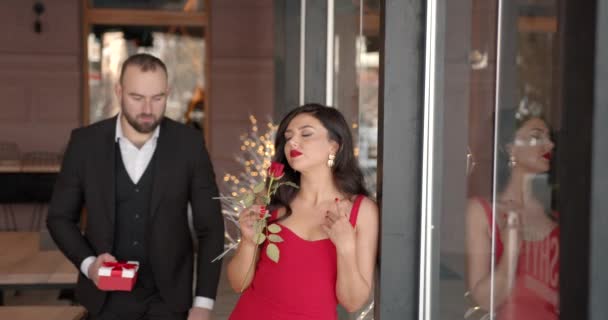 Днем Святого Валентина Романтичні Елегантні Люди Які Обіймаються Ресторантами Чоловік — стокове відео