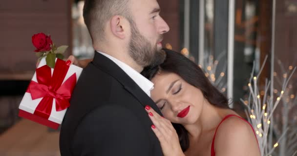 Happy Valentines Day Oameni Romantici Eleganți Îmbrățișându Restaturant Bărbatul Cerut — Videoclip de stoc