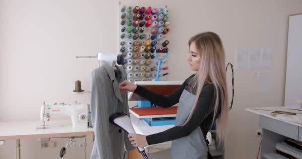 Giysi Atölyesinde Buhar Ütüsü Kullanan Bir Kadın Kıyafet Tasarlamak — Stok video