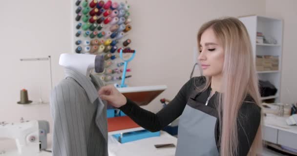 Kobieta Używająca Żelaza Parowego Warsztacie Odzieżowym Projektowanie Odzieży — Wideo stockowe
