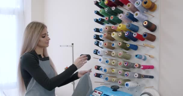 Жінка Працює Дизайнерській Студії Вибирає Швейні Нитки Налаштування Текстильної Фабрики — стокове відео