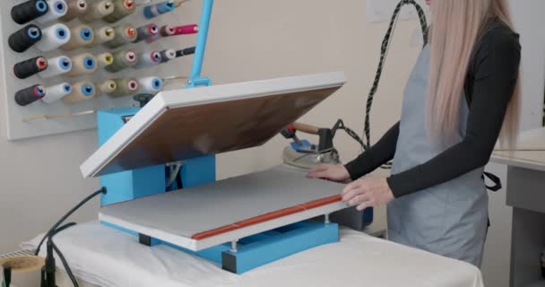 Dressmaker Silitys Materiaalia Työpöydälle Muoti Muotoilu Luovuus Käsite — kuvapankkivideo