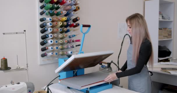 Dressmaker Stiratura Materiale Sul Tavolo Lavoro Moda Design Creatività — Video Stock