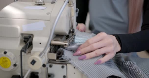 Концепция Текстильной Промышленности Молодая Женщина Шьет Мастерской Современный Процесс Производства — стоковое видео
