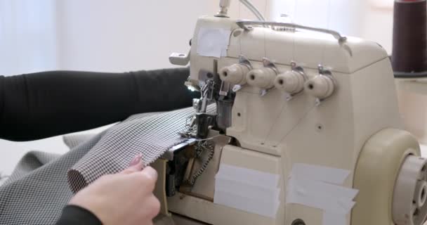 Concepto Industria Textil Mujer Joven Cosiendo Taller Proceso Producción Ropa — Vídeos de Stock