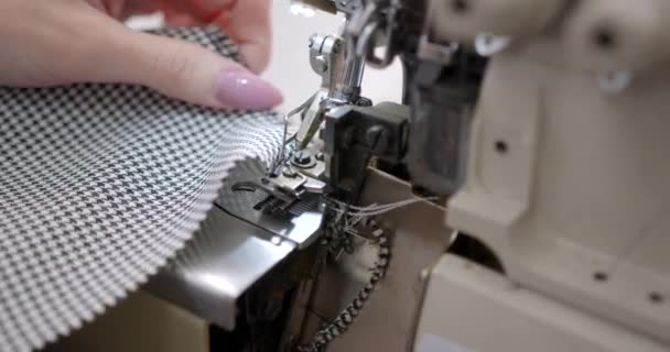 Conceito Indústria Têxtil Mulher Jovem Costurando Uma Oficina Processo Produção — Vídeo de Stock