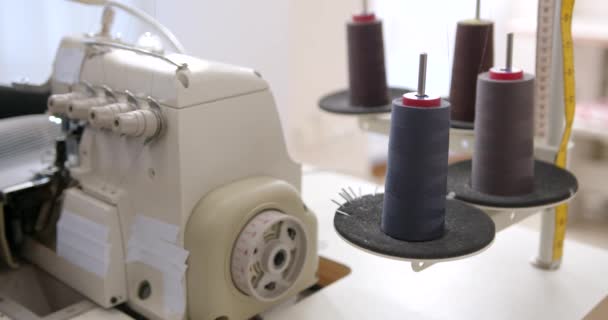 Conceito Indústria Têxtil Mulher Jovem Costurando Uma Oficina Processo Produção — Vídeo de Stock
