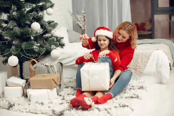 People Reparing Christmas Mother Playing Her Daughter Family Resting Festive — Stock Photo, Image
