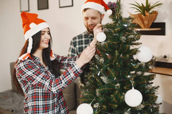 Menschen Weihnachtlicher Dekoration Mann Und Frau Neujahrskleidung Familie Hause — Stockfoto