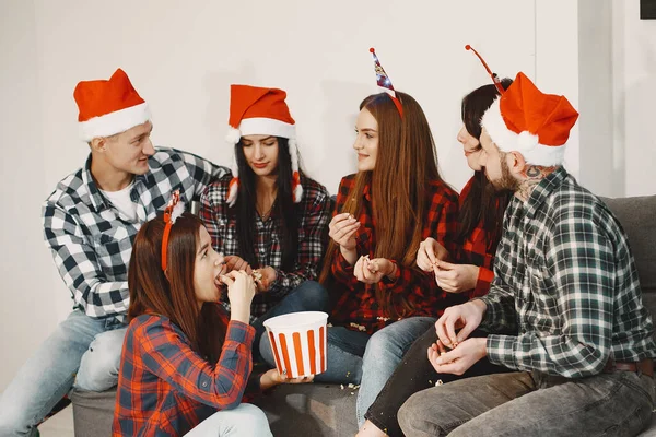 Feliz Grupo Jovem Festa Pessoas Celebram Natal Ano Novo Amigos — Fotografia de Stock