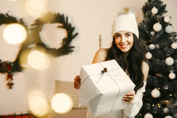 白いセーターを着た女性 ギフトボックス付きの女性 クリスマスのコンセプト — ストック写真