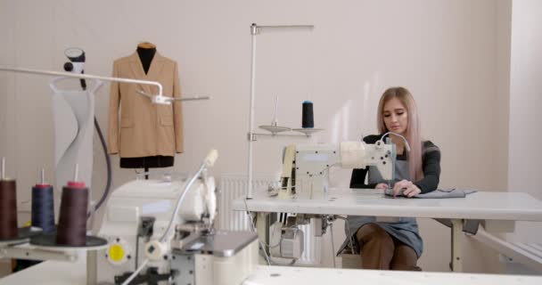 纺织工业概念 在车间缝纫的年轻女人 现代服装生产过程 — 图库视频影像