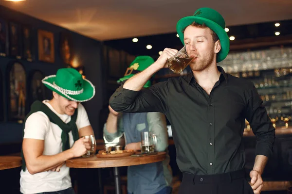 Men Green Hats Friends Celebrate Patricks Day Celebration Pub Stock-billede