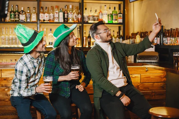 Guys Girl Green Hats Indians Pub Patricks Day Celebration Royaltyfrie stock-billeder