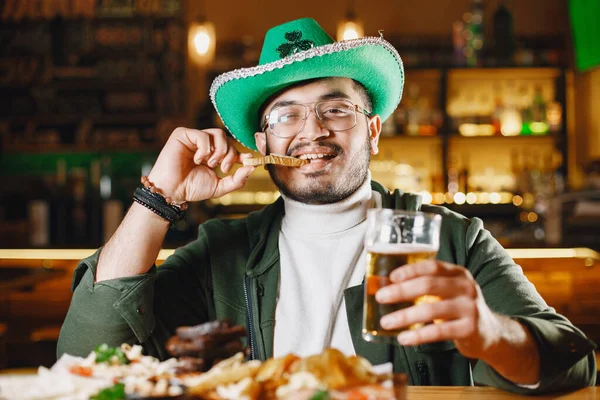 Guy Pub Green Hat His Head Indian Drinking Beer Pub Stock-foto