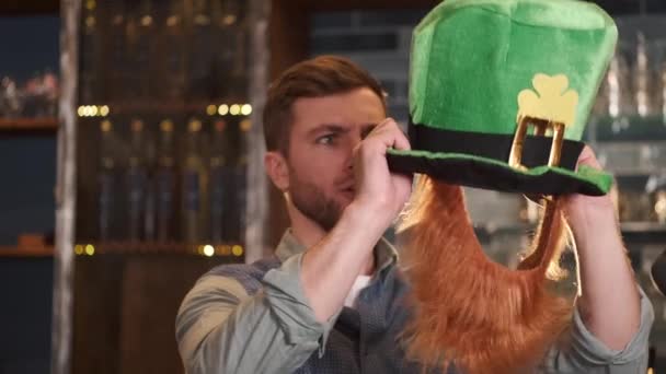 Friends Celebrating Saint Patricks Day Pub Smiling Happy Man Looks — Vídeo de stock