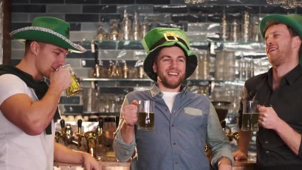 Friends Celebrating Saint Patricks Day Pub Smiling Happy Man Looks — Stok video