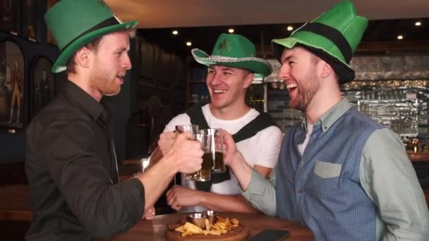 Friends Celebrating Saint Patricks Day Pub Smiling Happy Man Looks — Vídeos de Stock