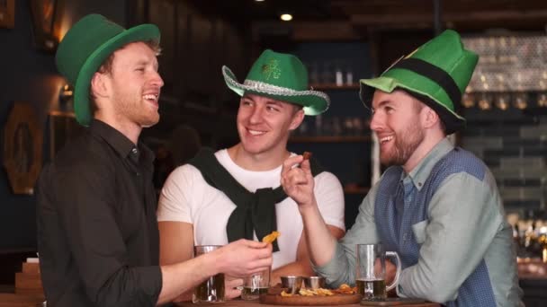 Friends Celebrating Saint Patricks Day Pub Smiling Happy Man Looks — Wideo stockowe