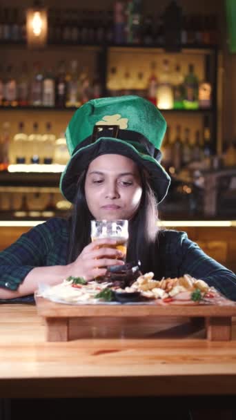 Company Young People Celebrate Patricks Day Have Fun Bar Dressed — Stock Video