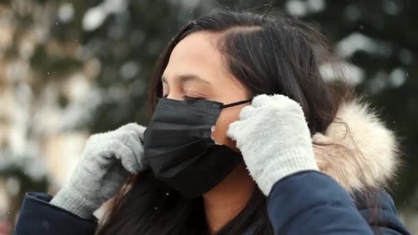 ヘッドショットを閉じる顔マスクを身に着けて若い男 流行性コロナウイルス Covid 19コロナウイルス感染症 — ストック動画