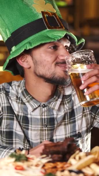 Company Young People Celebrate Patricks Day Have Fun Bar Dressed — Video