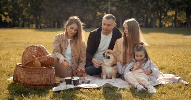 Família Feliz Desfrutando Piquenique Madeira Outono Pais Caucasianos Com Duas — Vídeo de Stock