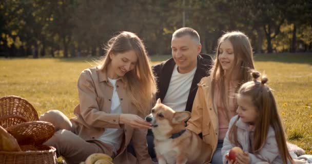 Keluarga Bahagia Menikmati Piknik Kayu Musim Gugur Orang Tua Kaukasia — Stok Video