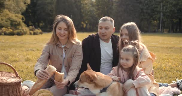 Szczęśliwa Rodzina Ciesząca Się Piknikiem Jesiennym Lesie Kaukascy Rodzice Dwoma — Wideo stockowe