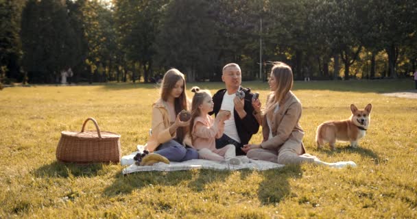 Joyeux Pique Nique Famille Dans Bois Automne Parents Caucasiens Avec — Video