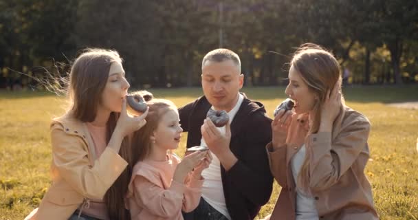 Família Feliz Desfrutando Piquenique Madeira Outono Pais Caucasianos Com Duas — Vídeo de Stock