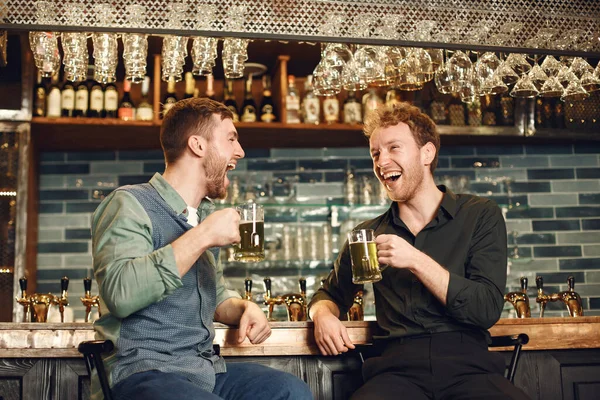 Men Bar Guys Drinking Beer Men Communicate Mug Beer — Stock Photo, Image