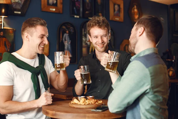 Men Green Hats Friends Celebrate Patricks Day Celebration Pub — Stockfoto