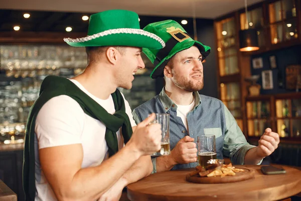 Men Green Hats Friends Celebrate Patricks Day Celebration Pub — Stock Photo, Image