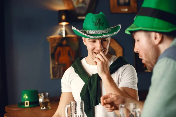 Men Green Hats Friends Celebrate Patricks Day Celebration Pub — Stock Photo, Image