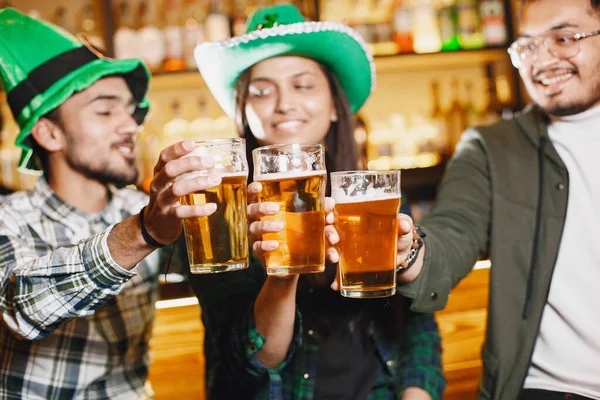 Guys Girl Green Hats Indians Pub Patricks Day Celebration — Stock Photo, Image