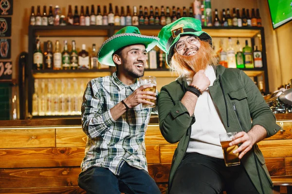 Guys Girl Green Hats Indians Pub Patricks Day Celebration — Stock Photo, Image