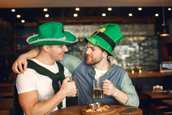Men Green Hats Friends Celebrate Patricks Day Celebration Pub Royaltyfrie stock-fotos