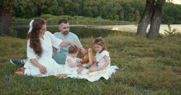 Веселые Родители Игривыми Детьми Пикнике Молодая Семья Развлекается Озере Летние — стоковое видео