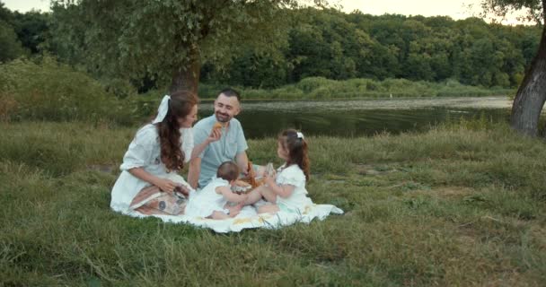 Веселые Родители Игривыми Детьми Пикнике Молодая Семья Развлекается Озере Летние — стоковое видео