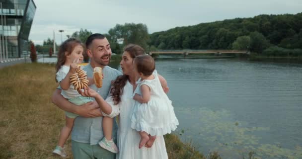 Счастливая Семья Двумя Детьми Весело Проводит Лето Природе Озера Стильный — стоковое видео