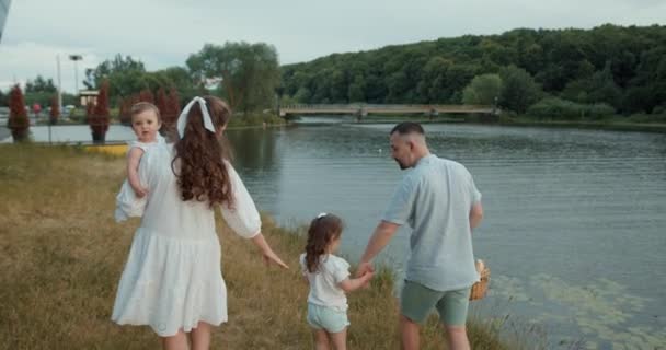 Uma Família Feliz Com Duas Crianças Divertir Livre Verão Junto — Vídeo de Stock