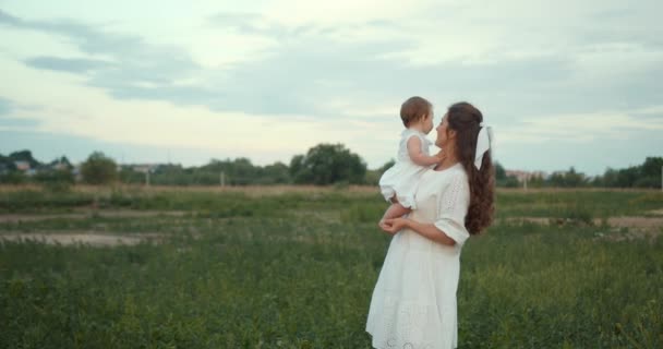 Kobieta Ciesząca Się Dzieckiem Naturze Matka Gospodarstwa Córka Zielonym Polu — Wideo stockowe