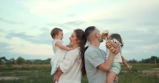 Joyeux Jeune Famille Passer Temps Ensemble Sur Nature Vacances Extérieur — Video