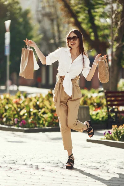 夏の街の美しい女の子 ショッピングバッグ付きの女性 — ストック写真