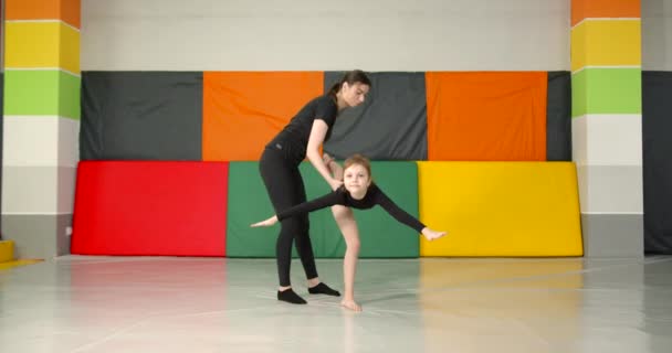 Färgglad Rumsinställning Kvinnlig Tränare Svarta Kläder Utbildning Ung Flicka Gymnast — Stockvideo