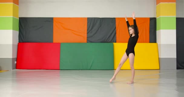 艺术体操的概念 女学生在打滚 — 图库视频影像