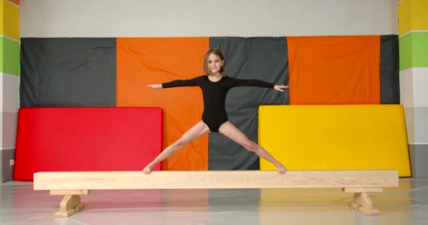 Gimnastyka Młoda Dziewczyna Ćwicząca Równoważni Zainteresowania Koncepcja Sportu — Wideo stockowe